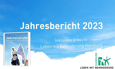 Text "Jahresbericht 2023" vor blauem Himmel